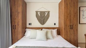 Estudio Confort, balcón, vista a la alberca | Caja de seguridad en la habitación y cortinas blackout