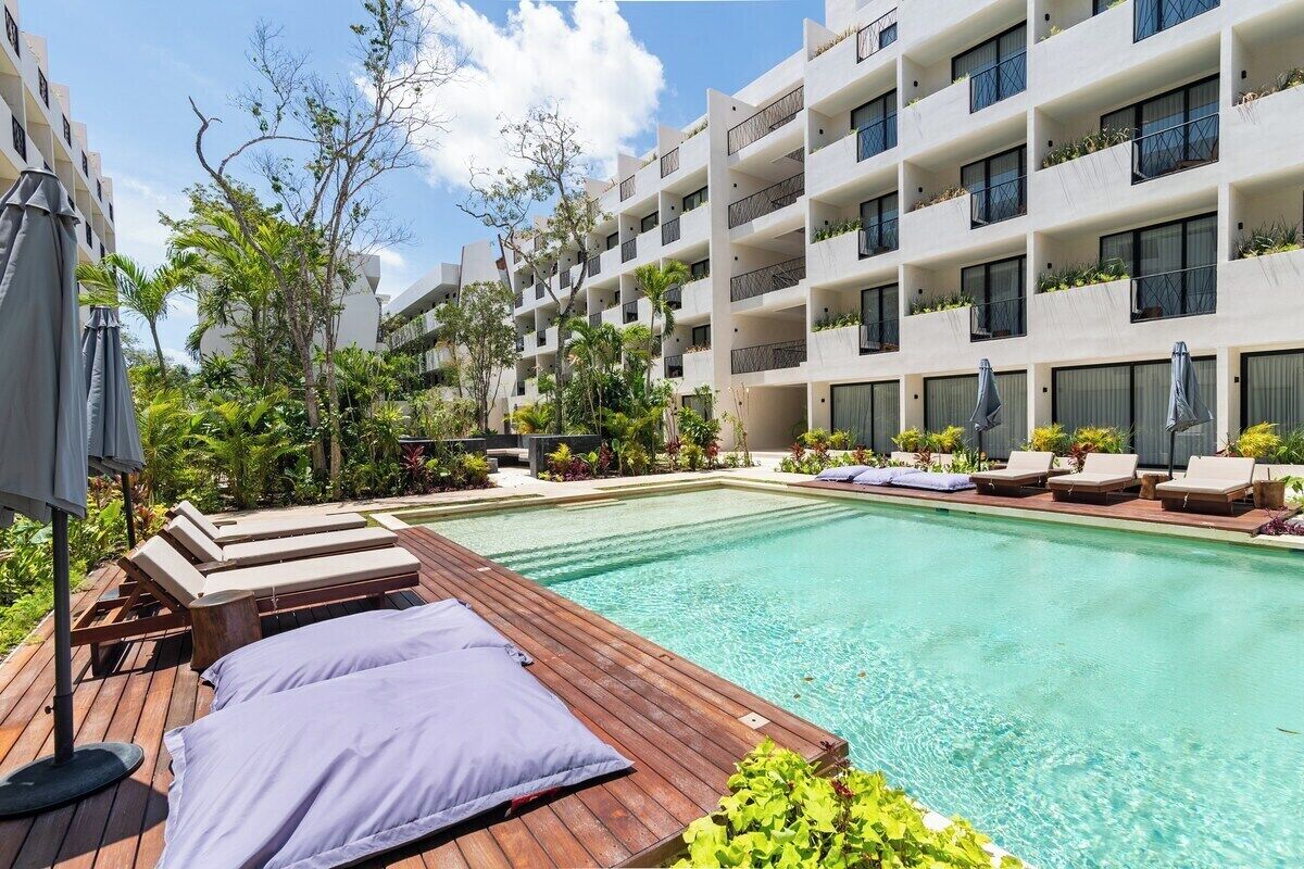 2 albercas al aire libre, sombrillas en la alberca y camastros 