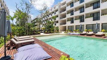 2 albercas al aire libre, sombrillas en la alberca y camastros