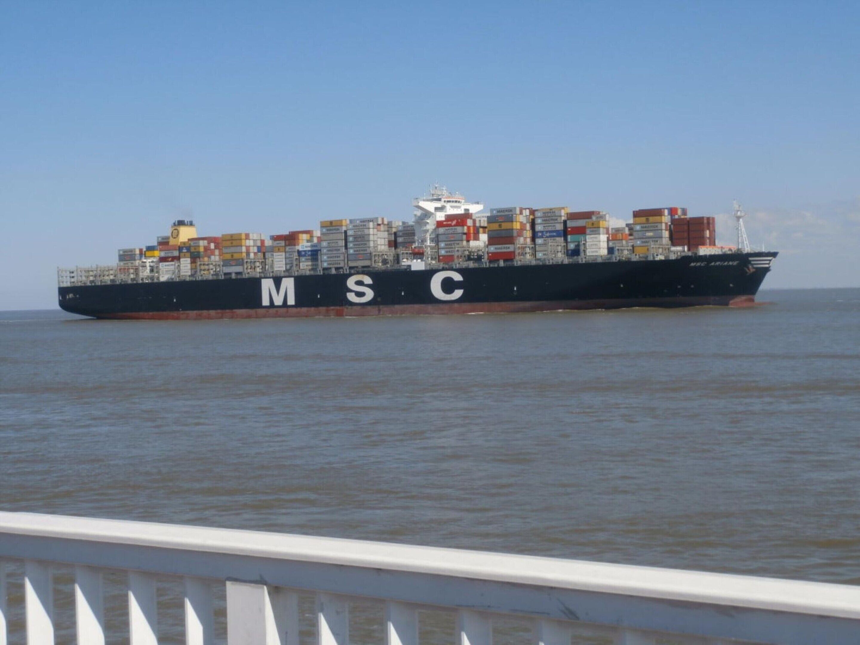 Un vaixell de càrrega gegant amb les lletres MSC al costat, navegant per l'oceà.
