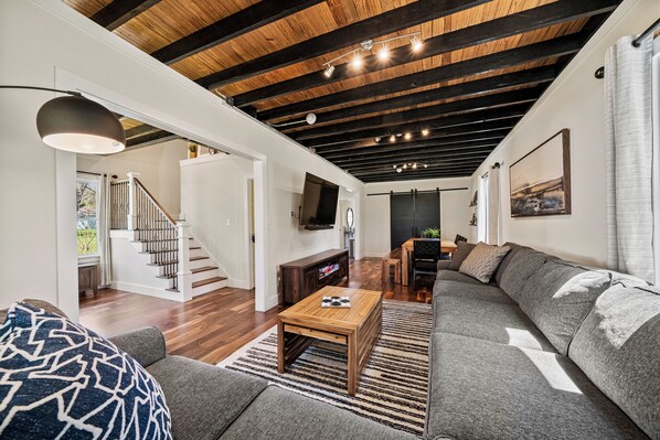 Smart-TV, Videospiele, Bücher, Stereoanlage