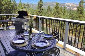 Interior - Mountain Palette by Avantstay Hot Tub, Game Room, Deck, Sweeping Views! (Big Bear City)