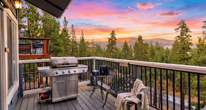 Mountain Palette by Avantstay Hot Tub, Game Room, Deck, Sweeping Views!