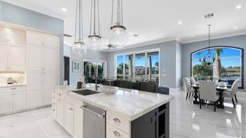 House (5 Bedrooms) | Interior