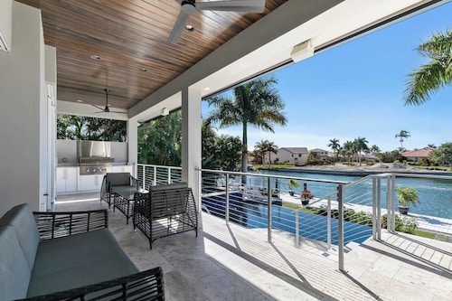 Marco Polo by Avantstay Waterfront 5bdr, Pool, Spa, Fire Pit, Walk to Beach