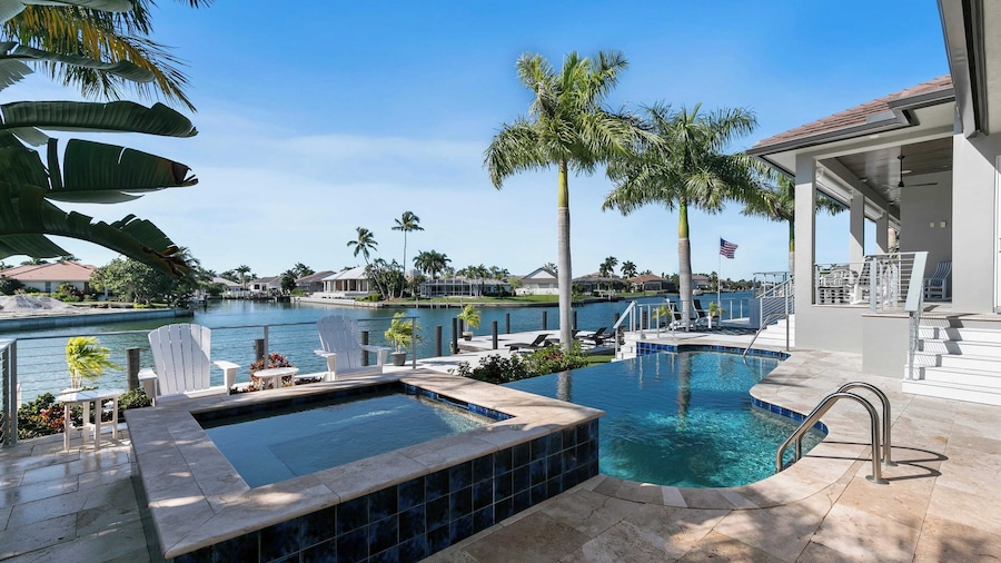 Marco Polo by Avantstay Waterfront 5bdr, Pool, Spa, Fire Pit, Walk to Beach