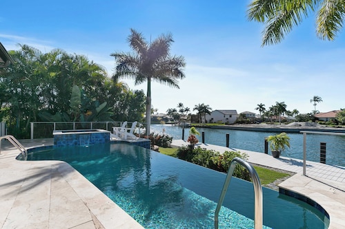 Marco Polo by Avantstay Waterfront 5bdr, Pool, Spa, Fire Pit, Walk to Beach