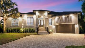 House (5 Bedrooms) | Interior