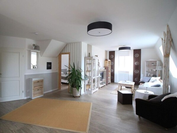 Living area - Holiday Apartment Mozartmansarde (Waren (Müritz))