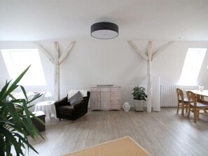 Living area - Holiday Apartment Mozartmansarde (Waren (Müritz))