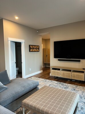 Smart-TV, Kamin, Videospiele, Tischtennisplatte