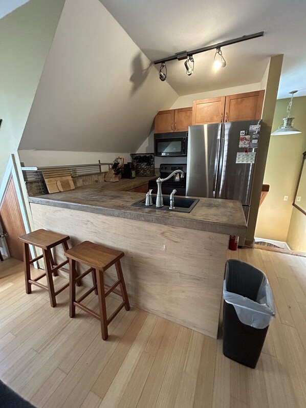 Kjøleskap, mikrobølgeovn, ovn og kokeplater