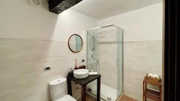 Ducha, artículos de tocador gratuitos, secador de pelo, toallas