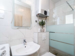 Departamento | Baño | Secadora de cabello, toallas, papel de baño 