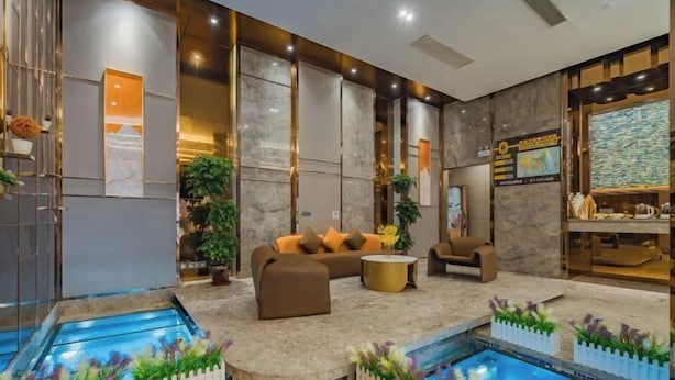 A modern lobby with a seating area, a reception desk, and a decorative pool. - Super 8 Hotel Select (Guangzhou Station Xicun Metro Station) (Guangzhou)