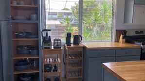 Cafetière/bouilloire, réfrigérateur, four, plaque de cuisson