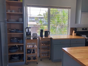 Kjøleskap, ovn, kokeplater og kaffetrakter/tekoker