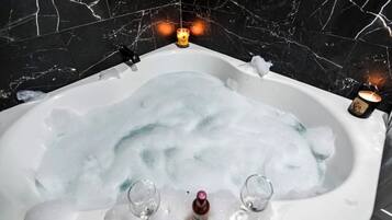 Secador de cabelo, toalhas de banho, sabonete, shampoo