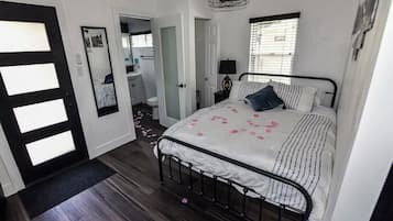 1 quarto, cofres nos quartos, ferros/tábuas de passar roupa