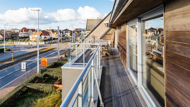 A balcony with a view of a railway track and a cityscape. - Maeterlinck 201 Sunny Penthouse in Koksijde (Koksijde)