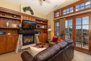 Smart TV y chimenea 