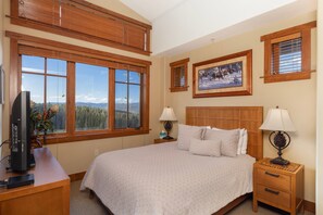 3 bedrooms, desk, free WiFi, bed sheets - Ultimate ski-in, ski-out!  3/3 condo steps from ski lifts & gondola with exclusive resort amenities! (Breckenridge)
