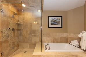 Douche, séchoir à cheveux, serviettes fournies