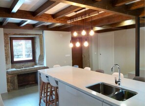 Lemari es besar, mesin pencuci piring, dan peralatan masak/sendok-piring