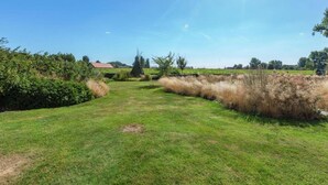 A grassy field with a clear sky and a distant building. - Apartment With Terrace, Essen (Essen)