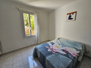 1 bedroom, iron/ironing board, WiFi, bed sheets - Belle Maison Avec Jardin et Parking Gratuit -10% Séjour 7 j (Carcassonne)