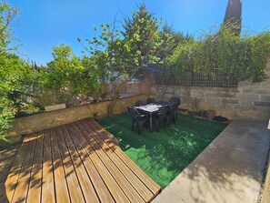 Outdoor dining - Belle Maison Avec Jardin et Parking Gratuit -10% Séjour 7 j (Carcassonne)