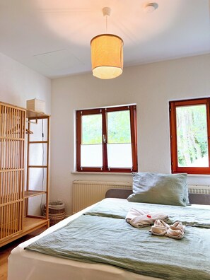 1 habitación, escritorio, tabla de planchar con plancha y cuna de viaje 