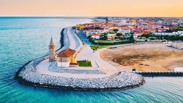 Une ville côtière qui se distingue par son église imposante, sa plage et son brise-lames rocheux.