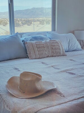 3 bedrooms, free WiFi, bed sheets - Desert Dream Cabin w/Healing Soaking Tub! Private Escape near Joshua Tree, CA  (Twentynine Palms)