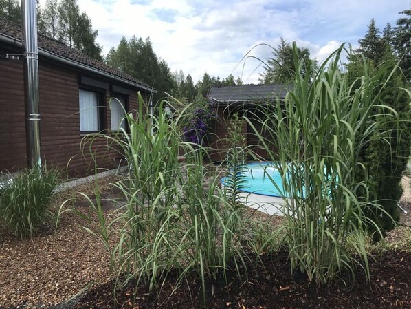 Outdoor pool - Charming Apartment in Husum (Hambuehren)