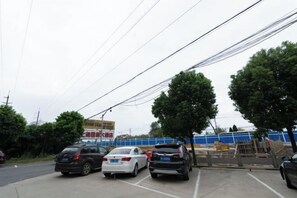 Free self parking - Vienna Classic Hotel (Shanghai Tinglin) (Shanghai)