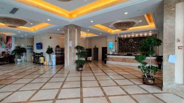 A spacious lobby with a tiled floor, a reception desk, and several potted plants. - Vienna Classic Hotel (Shanghai Tinglin) (Shanghai)