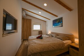 2 bedrooms, iron/ironing board, internet, bed sheets