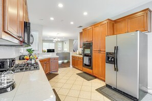 Geladeira, micro-ondas, fogão, cooktop