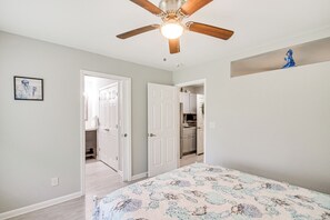 5 bedrooms, desk, iron/ironing board, WiFi - Crestview Family Home: Screened Porch & Games! (Crestview)