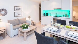 A modern apartment with a living area, dining space, and kitchen. - Apartment in Lubeck-travemunde (Lübeck)