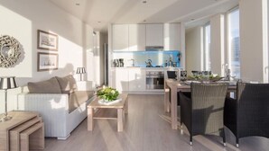 A modern apartment with a living area, dining space, and kitchen. - Apartment in Lubeck-travemunde (Lübeck)