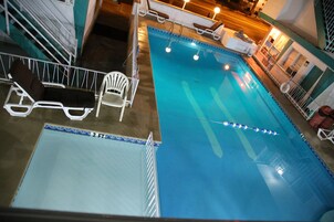 Una piscina al aire libre de temporada