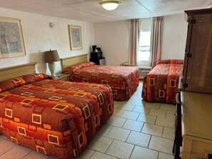 Standard-Dreibettzimmer, Nichtraucher | Bügeleisen/Bügelbrett, Bettwäsche