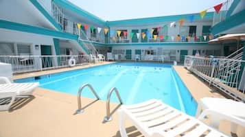 Una piscina al aire libre de temporada