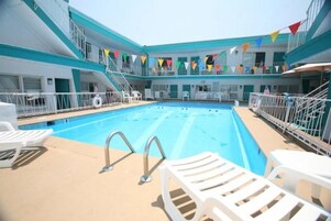 Una piscina al aire libre de temporada