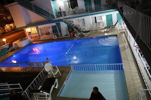 Una piscina al aire libre de temporada