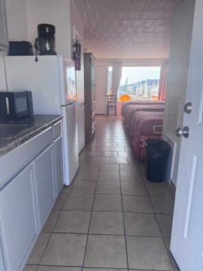 Elite Triple Room | Private kitchen | Microwave