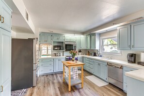 Réfrigérateur, micro-ondes, plaque de cuisson, lave-vaisselle