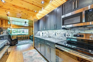 Frigorífico, microondas, placa de cocina y cafetera o tetera